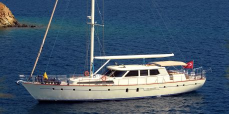 weekly yacht charter